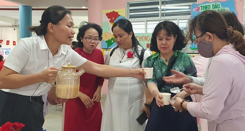Sáng tạo để bữa ăn bán trú 35.000 đồng vừa bổ dưỡng, vừa lạ miệng- Ảnh 5. Nhiều đại biểu đến dùng thử món sữa hạt sen của Trường mầm non Sơn Ca 14 - Ảnh: H.HG