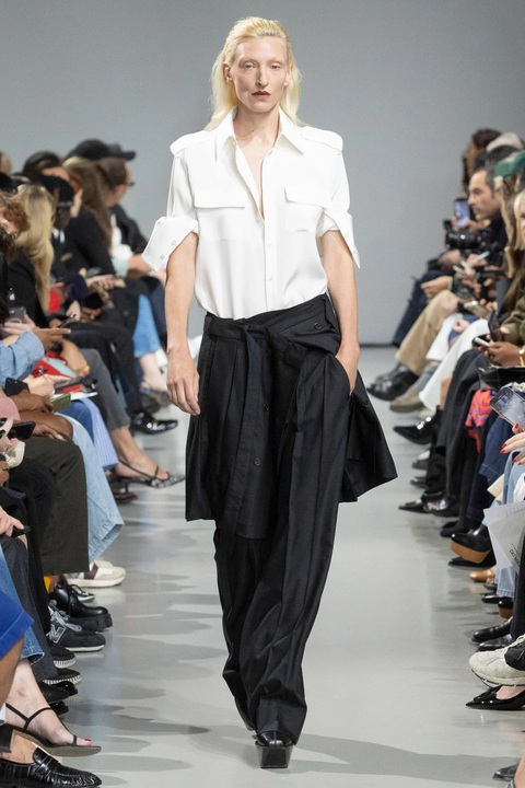 Xu hướng thời trang xuân hè 2024 - Ảnh: VOGUE Sự kết hợp năng động phù hợp đi dạo phố hoặc đến công sở