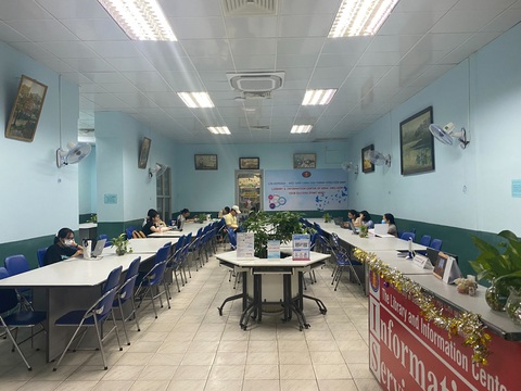 Nắng nóng kéo dài, sinh viên nghĩ 'trăm kế' làm mát- Ảnh 8. Thư viện trường trở thành nơi