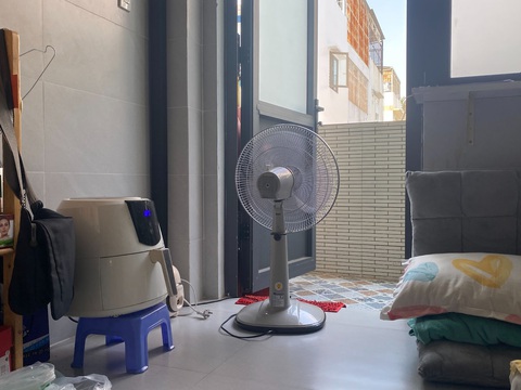 Nắng nóng kéo dài, sinh viên nghĩ 'trăm kế' làm mát- Ảnh 4. Huỳnh Như cũng thử làm theo