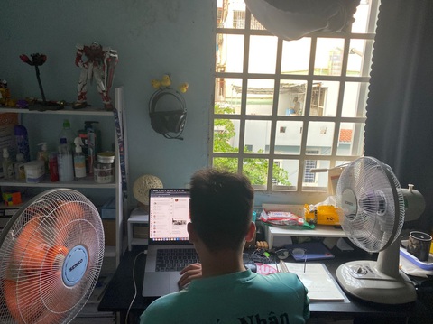 Nắng nóng kéo dài, sinh viên nghĩ 'trăm kế' làm mát- Ảnh 5. Hai chiếc quạt của Nhân chạy hết công suất nhưng cũng không mấy hiệu quả - Ảnh: KHÁNH BÙI