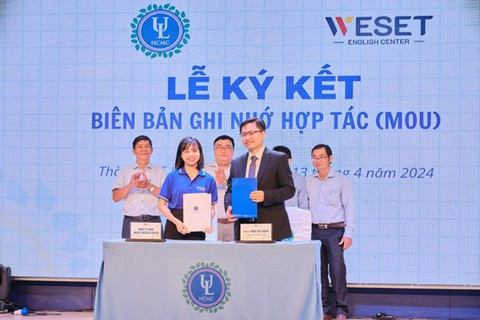 WESET ký kết cùng trường Đại học Luật TP.HCM phát triển tiếng Anh cho sinh viên- Ảnh 1. Đại diện WESET và PGS.TS Trần Việt Dũng - Phó Hiệu trưởng Nhà trường - tham gia ký kết