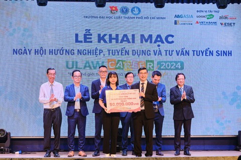 WESET ký kết cùng trường Đại học Luật TP.HCM phát triển tiếng Anh cho sinh viên- Ảnh 2. Đại diện WESET trao học bổng học tiếng Anh cho sinh viên trường Đại học Luật TP.HCM.