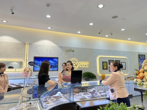 Thị trường suy giảm, doanh nghiệp giải bài toán tăng trưởng ra sao?- Ảnh 4. Năm 2024, PNJ đặt mục tiêu doanh thu 37.147 tỷ đồng, tăng trưởng 12% - Ảnh: HOÀNG ĐẠT