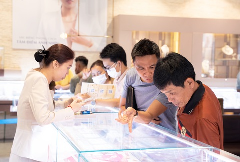 Thị trường suy giảm, doanh nghiệp giải bài toán tăng trưởng ra sao?- Ảnh 2. Tuy nhu cầu tiêu dùng suy giảm, nhưng thị trường Việt Nam được dự báo tiềm năng tăng trưởng rất lớn - Ảnh: HOÀNG ĐẠT