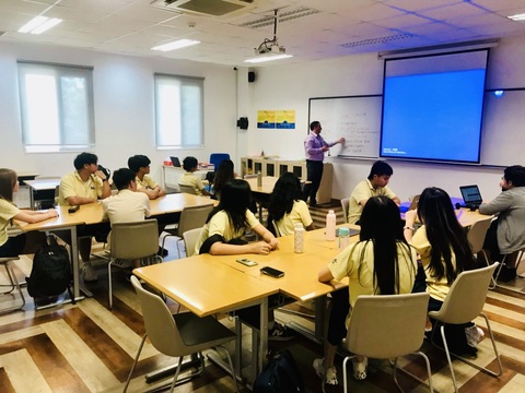 Nhiều trường ngoài công lập TP.HCM chưa được giao chỉ tiêu tuyển sinh lớp 10- Ảnh 1. Học sinh Trường quốc tế Mỹ trong một giờ học - Ảnh: Sở GD-ĐT TP.HCM