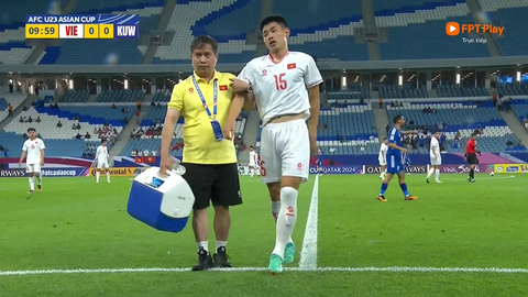 Nguyễn Đình Bắc chấn thương nặng, nói lời chia tay giải U23 châu Á 2024- Ảnh 3. Đình Bắc rời sân trong trận đấu với U23 Kuwait vì chấn thương - Ảnh: Chụp màn hinh