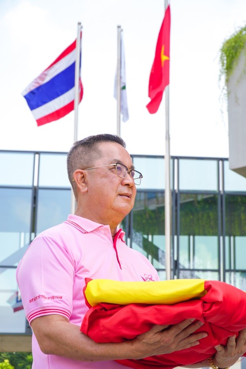Doanh nhân Thái Lan rưng rưng ôm lá cờ đỏ sao vàng trong buổi chào cờ chia tay Việt Nam- Ảnh 3. Ông Sooksunt Jiumjaiswanglerg lan tỏa văn hóa chào cờ tại CPV với tình yêu dành cho đất nước Việt Nam