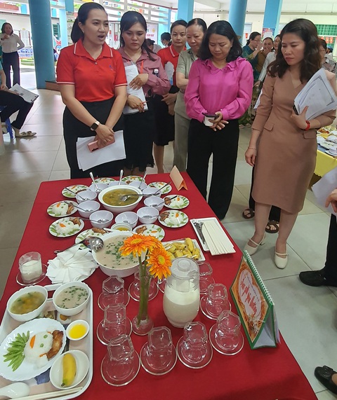Sáng tạo để bữa ăn bán trú 35.000 đồng vừa bổ dưỡng, vừa lạ miệng- Ảnh 1. Cô Huỳnh Thị Bích Liên, phó hiệu trưởng Trường mầm non Sơn Ca 2, thuyết trình về bữa ăn bán trú ở trường mình. Trong đó có món cháo lươn đậu đỏ khoai tây - Ảnh: H.HG