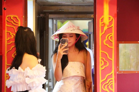 Từ nay, có thể mua vé tàu du lịch nối Huế - Đà Nẵng qua ứng dụng 'Hue-S'- Ảnh 3. Du khách trải nghiệm đoàn tàu du lịch di sản nối Huế - Đà Nẵng - Ảnh: NHẬT LINH