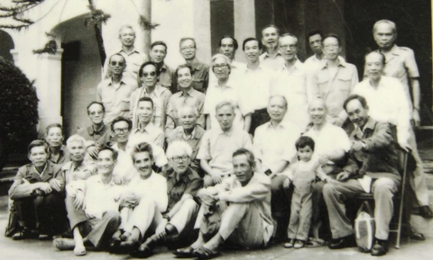 Tạ Đình Đề (ngồi hàng trước, bên trái người đeo kính) và đồng đội, bạn bè - Ảnh gia đình cung cấp Tạ Đình Đề (ngồi hàng trước, bên trái người đeo kính) và đồng đội, bạn bè - Ảnh gia đình cung cấp