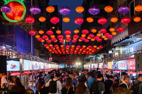 Hong Kong bất ngờ lọt vào điểm đến người Việt ưu tiên dịp lễ 30-4 và 1-5- Ảnh 3. Chợ đêm Temple Street là nơi du khách tìm thấy những nét văn hóa đặc trưng nhất của Hong Kong