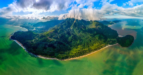 'Thổ địa' Đà Nẵng chỉ 5 điểm lang thang một ngày nghỉ lễ- Ảnh 3. Săn mây ở đèo Hải Vân là trải nghiệm khá thú vị - Ảnh: TRẦN MINH TRÍ