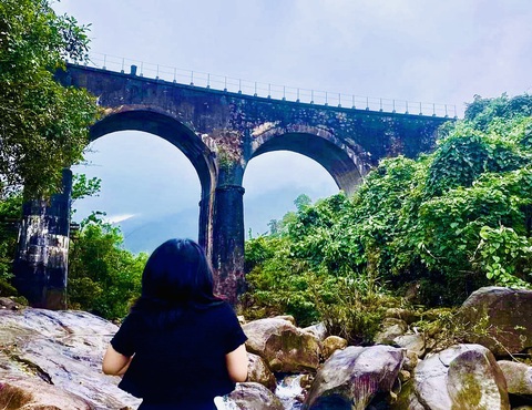 'Thổ địa' Đà Nẵng chỉ 5 điểm lang thang một ngày nghỉ lễ- Ảnh 4. Cầu Vòm Đồn Cả là điểm đến mới lạ thu hút giới trẻ Đà thành - Ảnh: ĐOÀN NHẠN