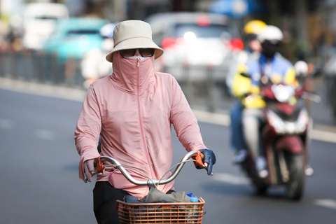 Thời tiết hôm nay 18-4: Nam Bộ nắng đặc biệt gay gắt; Bắc Bộ mưa to vài nơi- Ảnh 1. Hôm nay 18-4, thời tiết Nam Bộ nắng nóng đặc biệt gay gắt - Ảnh: PHƯƠNG QUYÊN