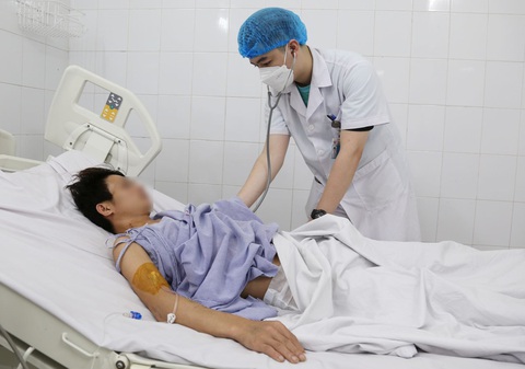 Cẩn thận bệnh 'sát thủ ẩn mình' thuyên tắc động mạch phổi gây tử vong nhanh trong 1-2 giờ- Ảnh 1. Thăm khám cho bệnh nhân thuyên tắc động mạch phổi tại Bệnh viện Đa khoa Quảng Ninh - Ảnh: BVCC