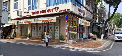 Đến lượt nhiều tiệm vàng ở Cần Thơ đóng cửa- Ảnh 1. Tiệm vàng Thịnh Phú Quý trên đường Nguyễn Thái Học, quận Ninh Kiều, TP Cần Thơ đóng cửa chiều 17-4 - Ảnh: LÊ DÂN