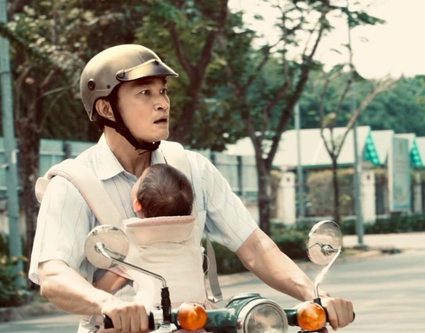 Diễn viên Trương Minh Quốc Thái diễn cùng em bé 1,5 tháng trong phim Màu của tình yêu - Ảnh: ĐPCC Diễn viên Trương Minh Quốc Thái diễn cùng em bé một tuổi rưỡi trong phim Màu của tình yêu - Ảnh: ĐPCC