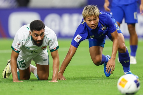 Thắng sốc Iraq, U23 Thái Lan sáng cửa đi tiếp- Ảnh 2. U23 Iraq (áo trắng) bất lực trước đấu pháp hợp lý của U23 Thái Lan - Ảnh: AFP