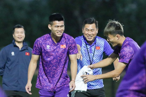 U23 Việt Nam đã tường tận đối thủ Kuwait- Ảnh 6. Các thành viên ban huấn luyện cũng chủ động trong công tác giải tỏa tâm lý cho toàn đội - Ảnh: VFF