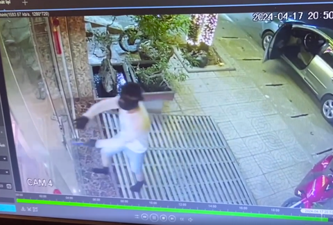 Một mình lái ô tô đi cướp tiệm vàng bằng búa- Ảnh 1. Hình ảnh nghi phạm mở cửa tiệm vàng cướp tài sản - Ảnh: Cắt từ clip