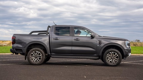 Bản cập nhật 2024 cho Ford Ranger, Everest, đổi trang bị rất đáng chú ý- Ảnh 2. Sự thiếu vắng đáng chú ý nhất trên Ford Ranger 2024 so với bản cũ sẽ là đèn pha tự động giờ buộc phải bỏ tiền mua thêm - Ảnh: Drive