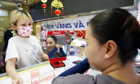 Một cửa hàng vàng tại chợ Hòa Bình, quận 5 vẫn tiếp tục hoạt động kinh doanh sau kiểm tra của lực lượng chức năng (ảnh chụp ngày 16-4) - Ảnh: PHƯƠNG QUYÊN Một cửa hàng vàng tại chợ Hòa Bình, quận 5 vẫn tiếp tục hoạt động kinh doanh sau kiểm tra của lực lượng chức năng (ảnh chụp ngày 16-4) - Ảnh: PHƯƠNG QUYÊN
