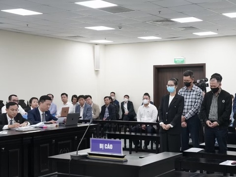 Mở lại phiên tòa xử cựu chủ tịch Vimedimex, luật sư nộp thêm 2 vali tài liệu- Ảnh 1. Các bị cáo tại phiên tòa (sau đó hoãn xét xử) hôm 9-4
