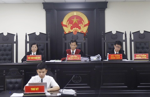 Cựu chủ tịch Vimedimex kêu oan, nói cấp dưới ‘khai gian dối’- Ảnh 2. Hội đồng xét xử phiên tòa vụ