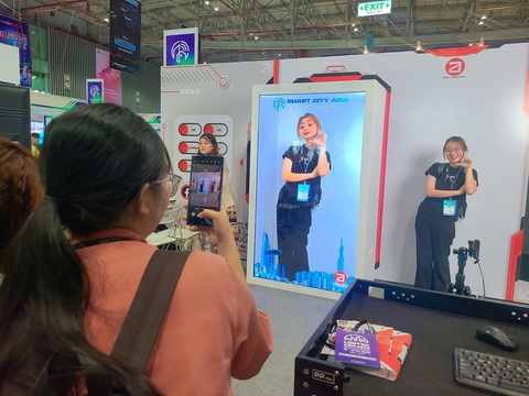 Triển lãm Smart City Asia thúc đẩy đô thị thông minh, phát triển- Ảnh 2. Các bạn trẻ thích thú hóa thân thành nhân vật hoạt hình bằng công nghệ Livebox tại Smart City Asia 2024 - Ảnh: NHẬT XUÂN