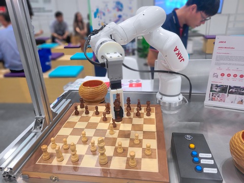 Triển lãm Smart City Asia thúc đẩy đô thị thông minh, phát triển- Ảnh 3. Tay robot có khả năng thay thế công việc ở mức độ phức tạp của con người như pha cà phê, lắp ráp linh kiện điện tử - Ảnh: NHẬT XUÂN