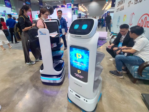 Triển lãm Smart City Asia thúc đẩy đô thị thông minh, phát triển- Ảnh 1. Các robot thông minh bận rộn phát tờ rơi, quảng cáo tại triển lãm quốc tế Đô thị thông minh châu Á - Ảnh: NHẬT XUÂN