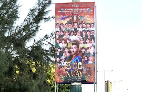 Poster có nội dung Đại hội nhạc thiêng đặc biệt, được quảng bá trên các tuyến đường ở TP Tuy Hòa (tỉnh Phú Yên) - Ảnh: NGUYỄN HOÀNG Poster có nội dung Đại hội nhạc thiêng đặc biệt, được quảng bá trên các tuyến đường ở TP Tuy Hòa (tỉnh Phú Yên) - Ảnh: NGUYỄN HOÀNG