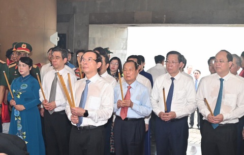Lãnh đạo TP.HCM dâng hương giỗ Tổ Hùng Vương Lãnh đạo TP.HCM dâng hương giỗ Tổ Hùng Vương - Ảnh: QUỐC THANH