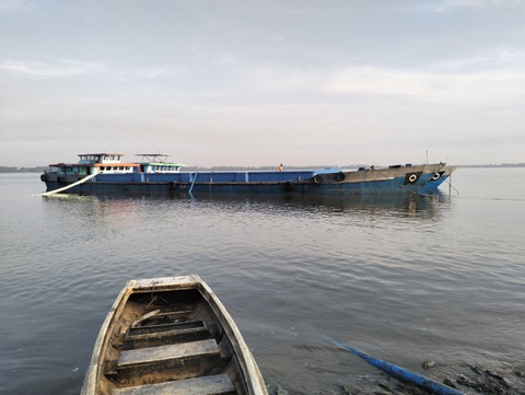 Tình người trong cơn hạn mặn- Ảnh 2. Sà lan chở nước ngọt của Công ty TNHH Thương mại Xây dựng Đại Phước Thành tiếp cận khu vực thiếu nước ở huyện Gò Công Đông, để cấp nước miễn phí cho bà con - Ảnh: MẬU TRƯỜNG