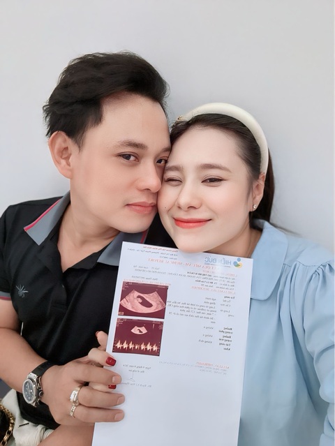 Hồ Bích Trâm bất ngờ thông báo mang thai lần 2, săn “rồng vàng” thành công- Ảnh 4. Vợ chồng Hồ Bích Trâm vui mừng chia sẻ siêu âm thai nhi