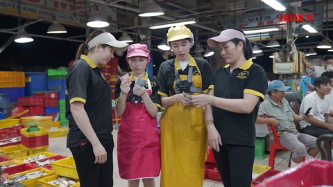 Cả hai hào hứng khi nhận được thành quả sau một buổi tối lao động, trải nghiệm cuộc sống về đêm của những người dân ở chợ Bình Điền Cả hai hào hứng khi nhận được thành quả sau một buổi tối lao động, trải nghiệm cuộc sống về đêm của những người dân ở chợ Bình Điền