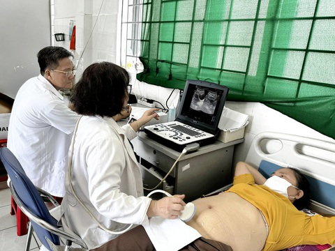 Người cao tuổi (trên 60 tuổi) ở địa bàn TP.HCM đến trạm y tế thăm khám sức khỏe miễn phí không phân biệt tạm trú hay thường trú - Ảnh: THU HIẾN Người cao tuổi (trên 60 tuổi) ở địa bàn TP.HCM đến trạm y tế thăm khám sức khỏe miễn phí không phân biệt tạm trú hay thường trú - Ảnh: THU HIẾN