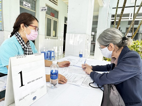 Người cao tuổi (trên 60 tuổi) ở địa bàn TP.HCM đến trạm y tế thăm khám sức khỏe miễn phí không phân biệt tạm trú hay thường trú - Ảnh: THU HIẾN Người cao tuổi (trên 60 tuổi) ở địa bàn TP.HCM đến trạm y tế thăm khám sức khỏe miễn phí không phân biệt tạm trú hay thường trú - Ảnh: THU HIẾN