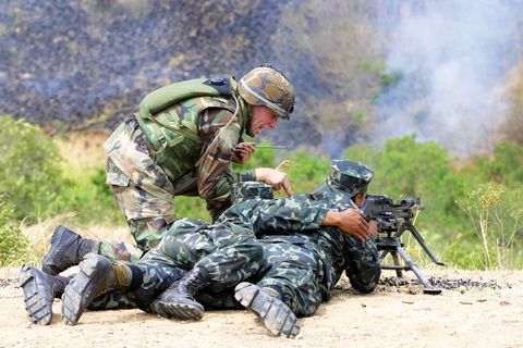 Lính thủy quân lục chiến của Philippines thao tập với một chuyên viên huấn luyện của Mỹ trong bài tập bắn đạn thật là một phần của đợt tập trận Balikatan trước đây - Ảnh: MALINA TIMES Lính thủy quân lục chiến của Philippines thao tập với một chuyên viên huấn luyện của Mỹ trong bài tập bắn đạn thật - Ảnh: MALINA TIMES