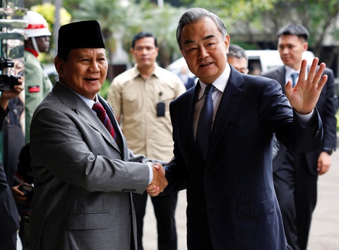 Nhà ngoại giao Trung Quốc Vương Nghị gặp Tổng thống đắc cử Indonesia Prabowo Subianto ngày 18-4 - Ảnh: REUTERS Nhà ngoại giao Trung Quốc Vương Nghị gặp Tổng thống đắc cử Indonesia Prabowo Subianto ngày 18-4 - Ảnh: REUTERS