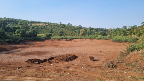 Theo thống kê, toàn tỉnh Đắk Lắk đã có 28 hồ trơ đáy, 83 hồ chỉ đạt 50% dung tích. Nếu nắng nóng kéo dài thêm nữa, hàng chục ngàn hecta cây trồng đối diện nguy cơ bị chết cháy - Ảnh: TÂM AN Theo thống kê, toàn tỉnh Đắk Lắk đã có 28 hồ trơ đáy, 83 hồ chỉ đạt 50% dung tích. Nếu nắng nóng kéo dài thêm nữa, hàng chục ngàn héc ta cây trồng đối diện nguy cơ bị chết cháy - Ảnh: TÂM AN