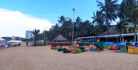 Khánh Hòa lại gia hạn cho Sailing Club kinh doanh trên bãi biển Nha Trang- Ảnh 2. Khu vực bãi biển Nha Trang (Khánh Hòa) mà chủ nhà hàng Sailing Club đang sử dụng vào mục đích kinh doanh - Ảnh: PHAN SÔNG NGÂN