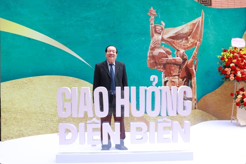 Nhà thơ Hữu Thỉnh trong lễ ra mắt tập trường ca Giao hưởng Điện Biêm - Ảnh: VIỆT THANH Nhà thơ Hữu Thỉnh trong lễ ra mắt tập trường ca Giao hưởng Điện Biên - Ảnh: VIỆT THANH