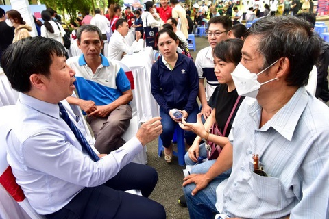 Mời tham dự chương trình tư vấn tuyển sinh đại học đặc biệt dành cho phụ huynh- Ảnh 2. PGS.TS Nguyễn Ngọc Khôi - trưởng phòng đào tạo Trường ĐH Y dược TP.HCM - tư vấn cho phụ huynh trong một chương trình tư vấn do Báo Tuổi Trẻ tổ chức. Thầy Khôi sẽ có mặt trong chương trình ngày 21-4 để tư vấn cho phụ huynh - Ảnh: TRẦN TIẾN DŨNG