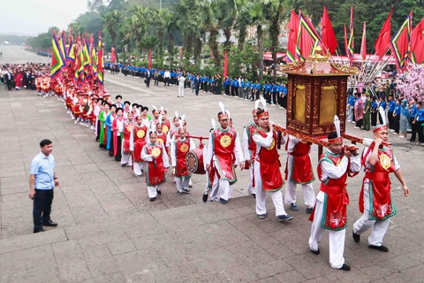 Giỗ Tổ từ nơi xa- Ảnh 1. Đoàn dâng hương khởi hành từ sân trung tâm lễ hội lên đỉnh núi Nghĩa Lĩnh - Ảnh: NGUYỄN KHÁNH