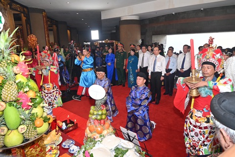 Lãnh đạo TP.HCM dâng hương giỗ Tổ Hùng Vương- Ảnh 4. Lãnh đạo TP.HCM dâng hương giỗ Tổ Hùng Vương - Ảnh: QUỐC THANH