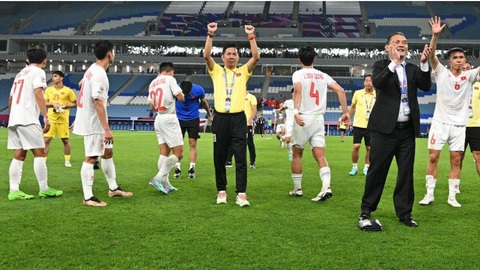 Liên đoàn Bóng đá châu Á: HLV Hoàng Anh Tuấn truyền cảm hứng giúp U23 Việt Nam thắng- Ảnh 1. Huấn luyện viên Hoàng Anh Tuấn ăn mừng chiến thắng cùng các cầu thủ U23 Việt Nam - Ảnh: AFC