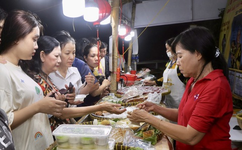 Thảo cầm viên miễn phí vé lễ hội ẩm thực ba miền dịp lễ 30-4 vào buổi tối- Ảnh 1. Người dân tham gia gian hàng ẩm thực nhân dịp kỷ niệm 160 năm thành lập Thảo cầm viên Sài Gòn - Ảnh: T.T.D.