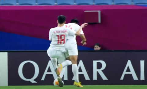 Những pha ‘tấu hài’ cực mạnh trận U23 Việt Nam thắng U23 Kuwait- Ảnh 1. Văn Khang và Văn Tùng tranh sút